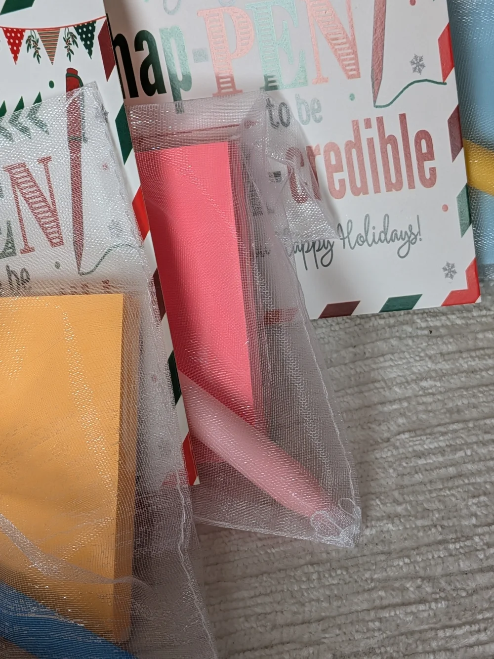 Pen With Pad  Gifts Set Of 9— With Large Card Wishing Happy Holidays